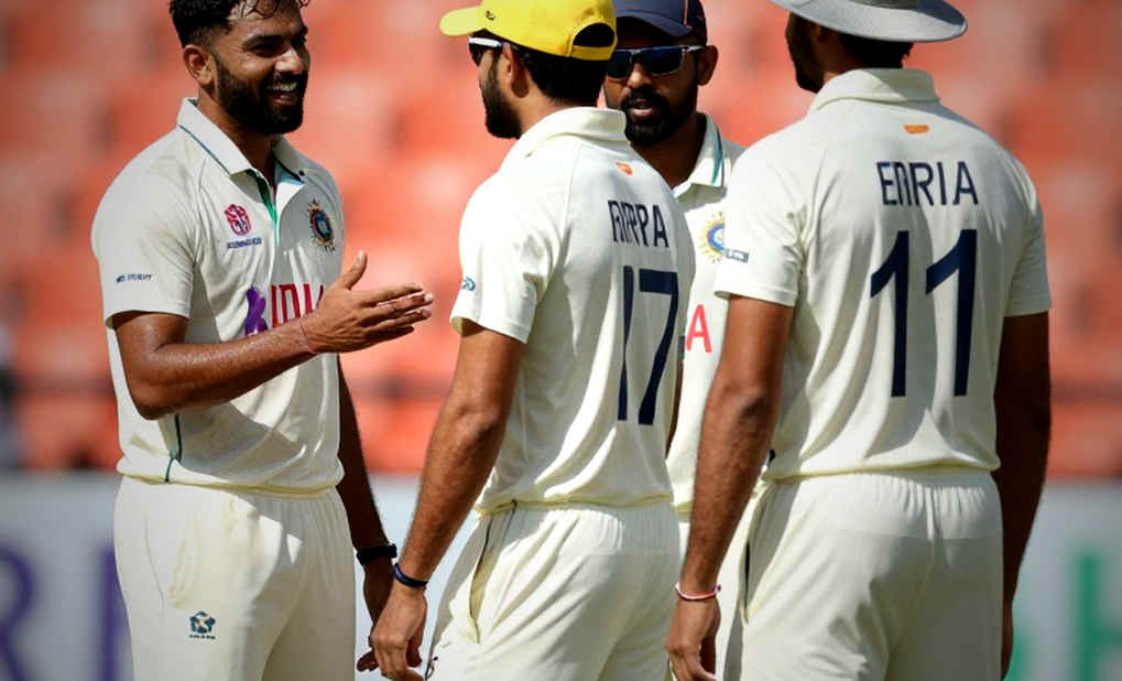যে হ্যাট্রিক বলটা কেউ মনে রাখবে না: ৪৩ ওভারে অস্ট্রেলিয়ার পেস, বৃষ্টি আর একটা ভুল পড়া